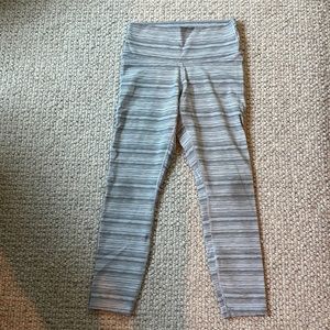 Wunder Train High Rise 21” Crop Legging. Grey & white stripe
